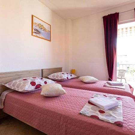 Cozy 1-Bedroom Apartment Near The Center Of Trogir Exterior foto