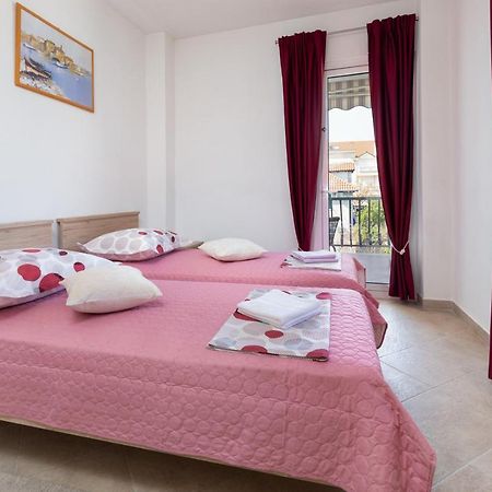 Cozy 1-Bedroom Apartment Near The Center Of Trogir Exterior foto