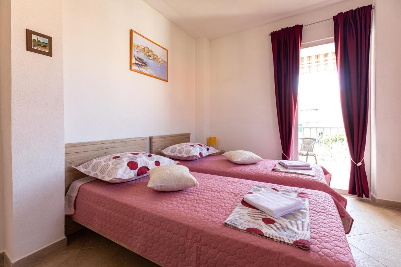 Cozy 1-Bedroom Apartment Near The Center Of Trogir Exterior foto