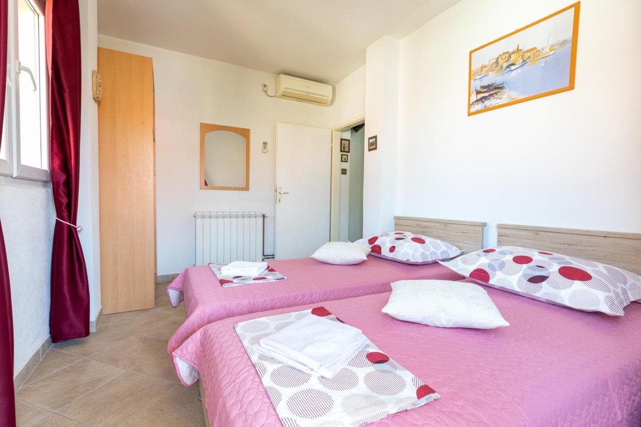 Cozy 1-Bedroom Apartment Near The Center Of Trogir Exterior foto