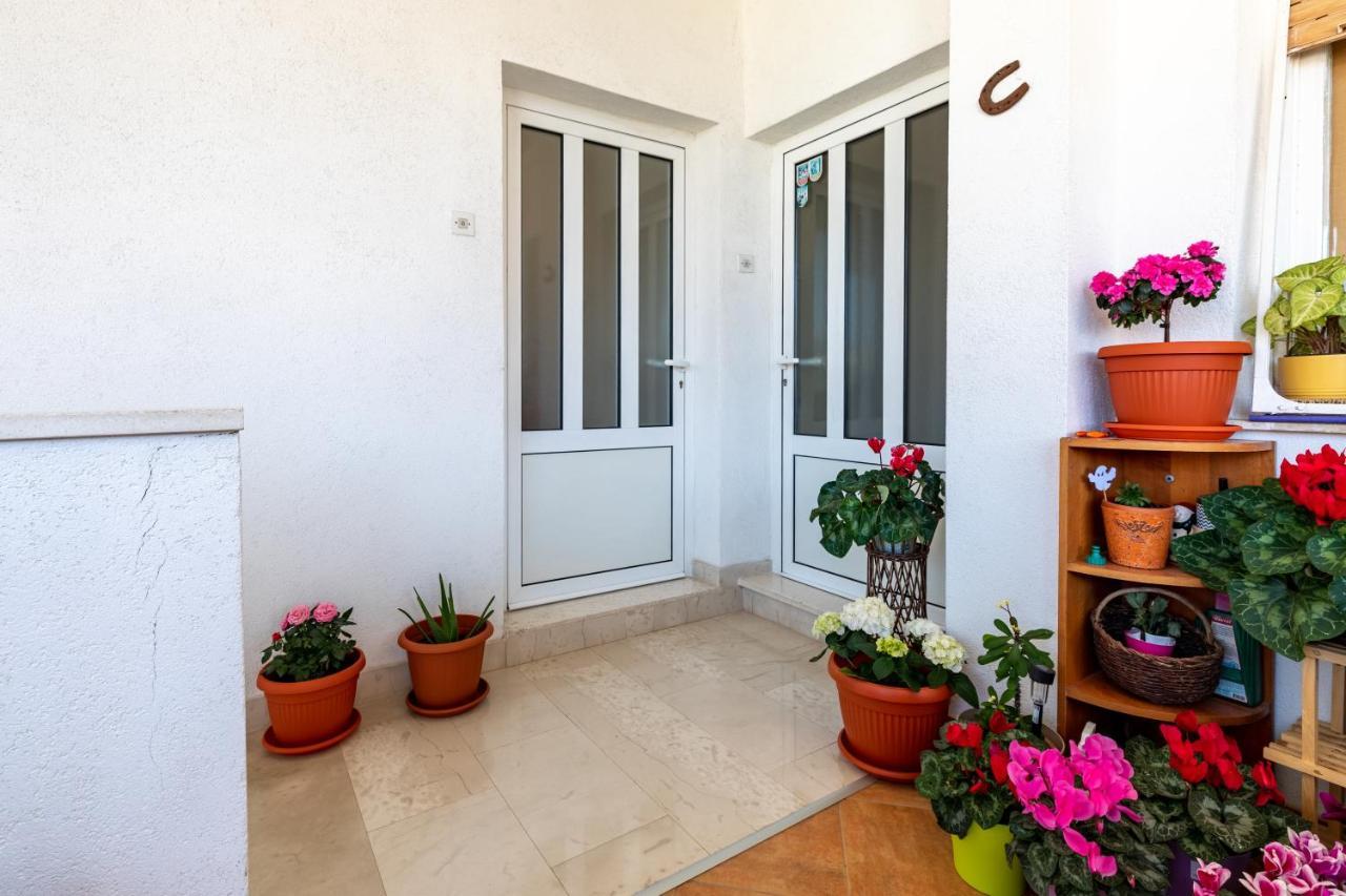 Cozy 1-Bedroom Apartment Near The Center Of Trogir Exterior foto